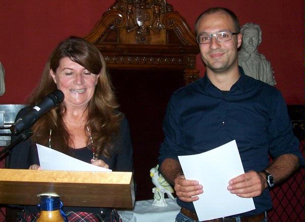 Liliane Ollivier, ICIS President (2009-10) awards First Prize for Best Oral Presentation to Stefan Harders for High-resolution spiral CT for determini